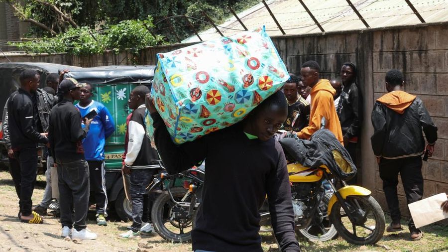 Seorang warga negara Burundi membawa barang bawaan saat tiba di kedutaan besar negaranya untuk mengurus dokumen perjalanan agar dapat kembali ke Burundi, setelah Presiden Kenya William Ruto memerintahkan penertiban terhadap pedagang skala kecil dari luar negeri, di Nairobi, Kenya, 7 September 2026. Seorang warga negara Burundi membawa barang bawaan saat tiba di kedutaan besar negaranya untuk mengurus dokumen perjalanan agar dapat kembali ke Burundi, setelah Presiden Kenya William Ruto memerintahkan penertiban terhadap pedagang skala kecil dari luar negeri, di Nairobi, Kenya, 7 September 2026.