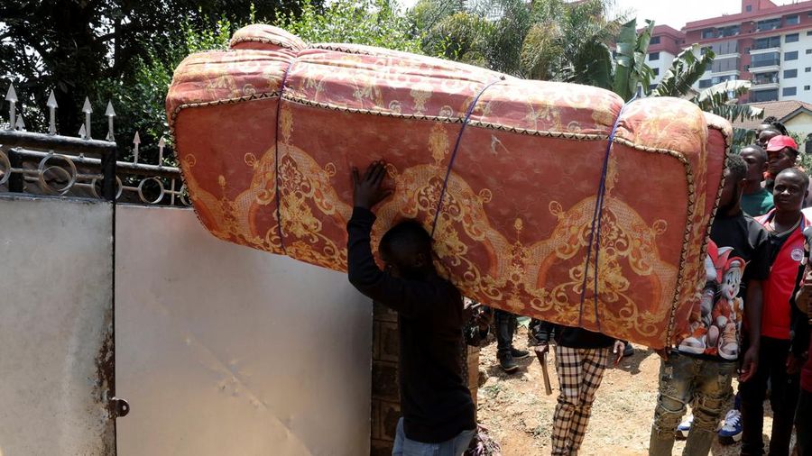 Seorang warga negara Burundi membawa kasur saat tiba di kedutaan besar negaranya untuk mengurus dokumen perjalanan agar dapat kembali ke Burundi, setelah Presiden Kenya William Ruto memerintahkan penertiban terhadap pedagang skala kecil dari luar negeri, di Nairobi, Kenya, 7 September 2026. Seorang warga negara Burundi membawa kasur saat tiba di kedutaan besar negaranya untuk mengurus dokumen perjalanan agar dapat kembali ke Burundi, setelah Presiden Kenya William Ruto memerintahkan penertiban terhadap pedagang skala kecil dari luar negeri, di Nairobi, Kenya, 7 September 2026.
