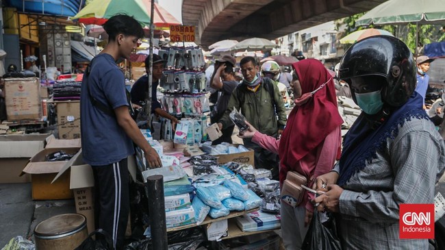 Warga membeli masker di Pasar Asemka, Jakarta, Senin (7/9). (CNN Indonesia/Febria Adha L).