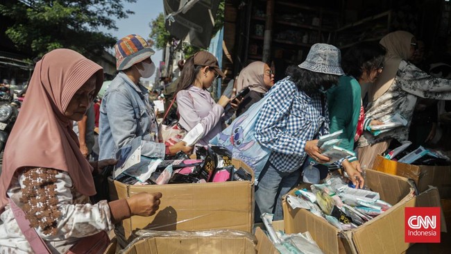 Warga membeli masker di Pasar Asemka, Jakarta, Senin (7/9). (CNN Indonesia/Febria Adha L).