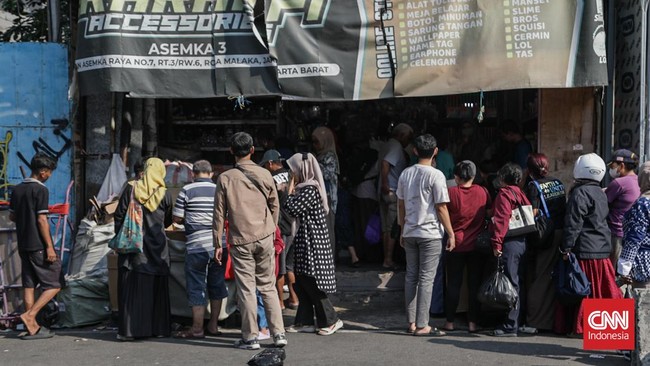Warga membeli masker di Pasar Asemka, Jakarta, Senin (7/9). (CNN Indonesia/Febria Adha L).