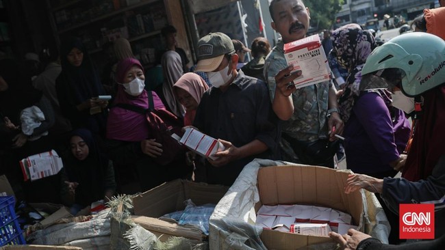Warga membeli masker di Pasar Asemka, Jakarta, Senin (7/9). (CNN Indonesia/Febria Adha L).