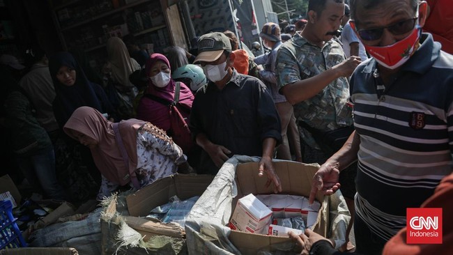 Warga membeli masker di Pasar Asemka, Jakarta, Senin (7/9). (CNN Indonesia/Febria Adha L).