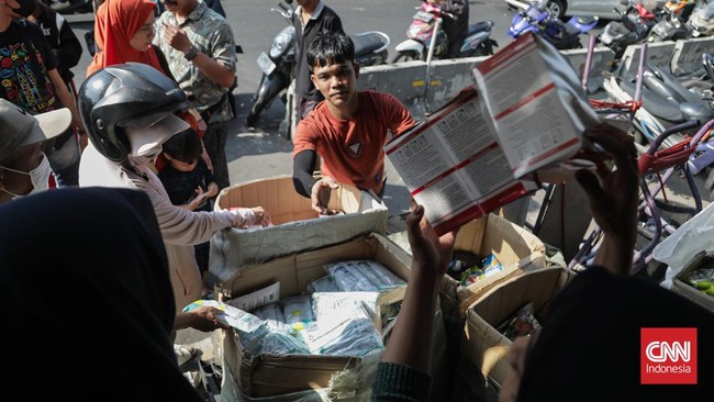 Warga membeli masker di Pasar Asemka, Jakarta, Senin (7/9). (CNN Indonesia/Febria Adha L).