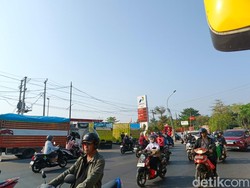 Antrean Truk di SPBU Jalan Perintis Makassar Mengular ke Jalan