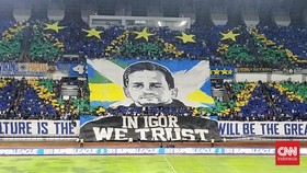 Viking Persib Club (VPC) buatkan tifo untuk pelatih Igor Tolic saat tim kebanggannya bertanding melawan PSM Makassar di laga perdana Super League 2026/2027 di Stadion Gelora Bandung Lautan Api (GBLA), Minggu (6/9) malam.