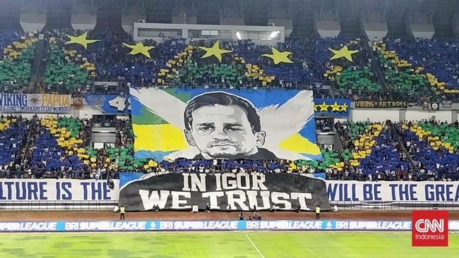 Viking Persib Club (VPC) buatkan tifo untuk pelatih Igor Tolic saat tim kebanggannya bertanding melawan PSM Makassar di laga perdana Super League 2026/2027 di Stadion Gelora Bandung Lautan Api (GBLA), Minggu (6/9) malam.
