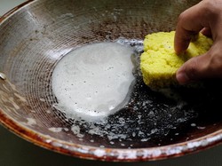 Cara Mudah Bersihkan Wajan Berminyak, Pakai 3 Bahan Ini