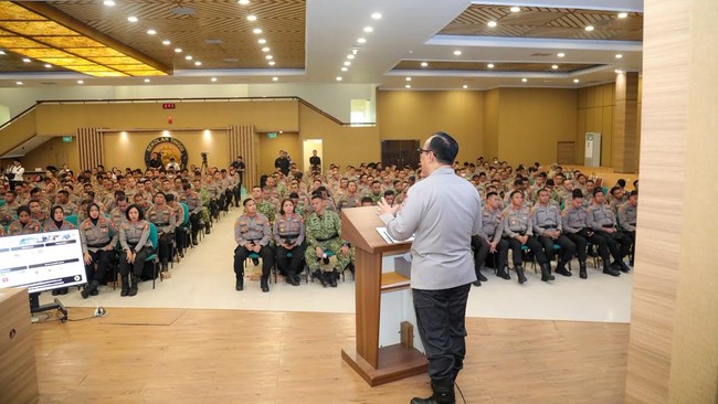 Penanganan Kebakaran Hutan dan Lahan (Karhutla) tidak lagi dapat mengandalkan pola reaktif berupa pemadaman setelah api muncul. Wakapolri Komjen Pol. Dedi Prasetyo mendorong perubahan menuju multi-approach policing yang menggabungkan prediksi, penceg