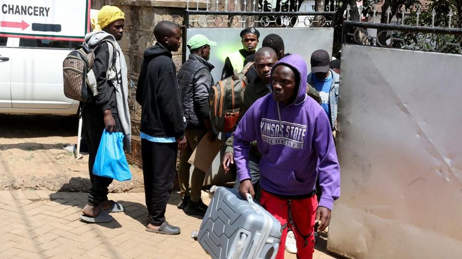 Warga negara Burundi berdiri di luar kedutaan besar negara mereka untuk mengurus dokumen perjalanan agar dapat kembali ke Burundi, setelah Presiden Kenya William Ruto memerintahkan penertiban terhadap pedagang skala kecil dari luar negeri, di Nairobi, Kenya, pada 7 September 2026. Warga negara Burundi berdiri di luar kedutaan besar negara mereka untuk mengurus dokumen perjalanan agar dapat kembali ke Burundi, setelah Presiden Kenya William Ruto memerintahkan penertiban terhadap pedagang skala kecil dari luar negeri, di Nairobi, Kenya, pada 7 September 2026.