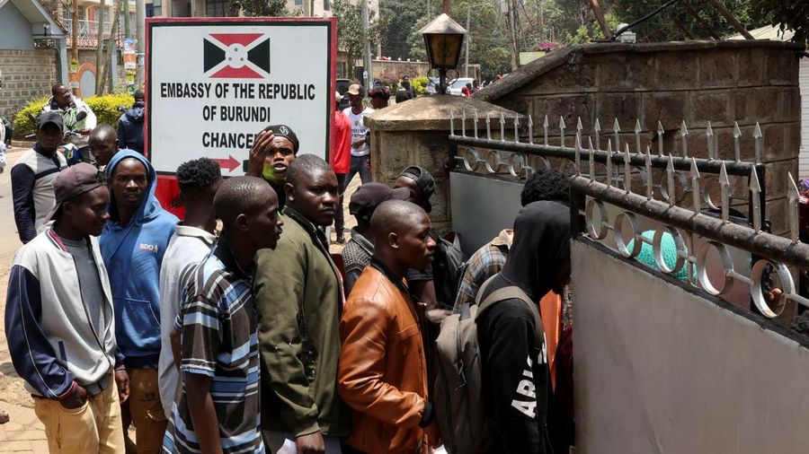 Warga negara Burundi berdiri di luar kedutaan besar negara mereka untuk mengurus dokumen perjalanan agar dapat kembali ke Burundi, setelah Presiden Kenya William Ruto memerintahkan penertiban terhadap pedagang skala kecil dari luar negeri, di Nairobi, Kenya, pada 7 September 2026. Warga negara Burundi berdiri di luar kedutaan besar negara mereka untuk mengurus dokumen perjalanan agar dapat kembali ke Burundi, setelah Presiden Kenya William Ruto memerintahkan penertiban terhadap pedagang skala kecil dari luar negeri, di Nairobi, Kenya, pada 7 September 2026.