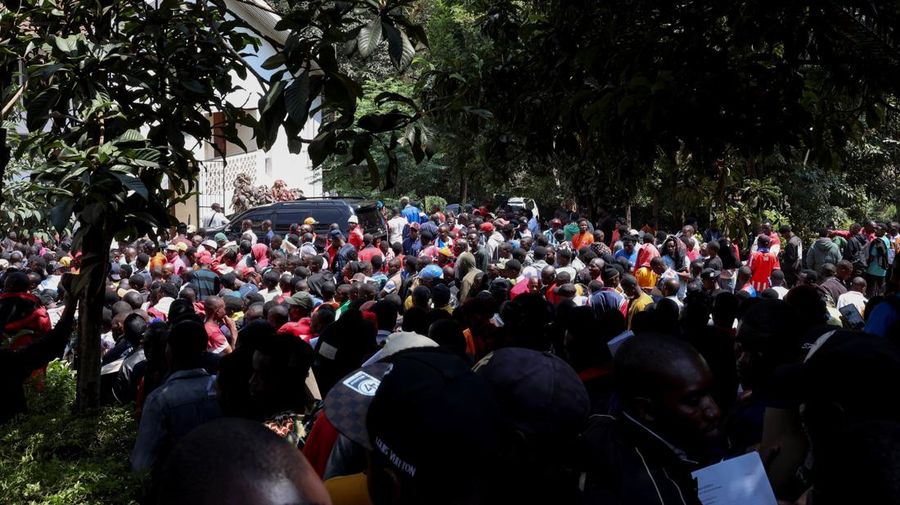 Warga negara Burundi berkumpul di kedutaan besar negara mereka untuk mengurus dokumen perjalanan agar dapat kembali ke Burundi, setelah Presiden Kenya William Ruto memerintahkan penertiban terhadap pedagang skala kecil dari luar negeri, di Nairobi, Kenya, pada 7 September 2026. Warga negara Burundi berkumpul di kedutaan besar negara mereka untuk mengurus dokumen perjalanan agar dapat kembali ke Burundi, setelah Presiden Kenya William Ruto memerintahkan penertiban terhadap pedagang skala kecil dari luar negeri, di Nairobi, K