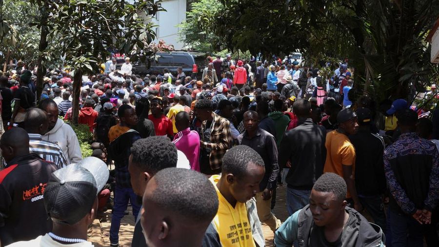 Warga negara Burundi berkumpul di luar kedutaan besar negara mereka untuk mengurus dokumen perjalanan agar dapat kembali ke Burundi, setelah Presiden Kenya William Ruto memerintahkan penertiban terhadap pedagang skala kecil dari luar negeri, di Nairobi, Kenya, pada 7 September 2026. Warga negara Burundi berkumpul di luar kedutaan besar negara mereka untuk mengurus dokumen perjalanan agar dapat kembali ke Burundi, setelah Presiden Kenya William Ruto memerintahkan penertiban terhadap pedagang skala kecil dari luar negeri, di Nairobi, Kenya, pada 7 September 2026.