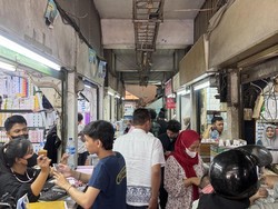 Cuan Pedagang Pasar Pramuka Jual Ratusan Boks Masker Imbas Abu Vulkanik