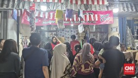 Sebaran abu vulkanik dari erupsi Gunung Anak Krakatau menyebabkan sejumlah warga Kota Tangerang memburu masker pada Minggu (6/9).