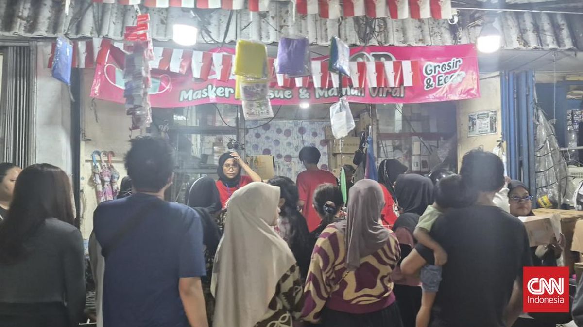 Warga Tangerang Berebut Beli Masker Imbas Abu Vulkanik Anak Krakatau