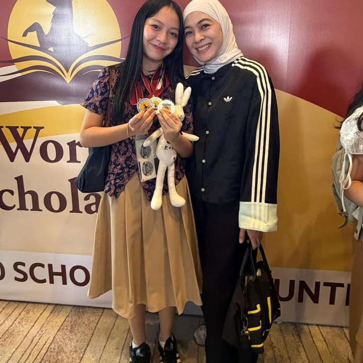 <p>WSC pada tahap ini diadakan di Bangkok, Thailand. Btari Embun yang datang didampingi sang bunda, berhasil masuk ke tahapan lanjutan, ia berhasil meraih tiga medali.&nbsp;(Foto: Instagram @dianayulestari)</p>
