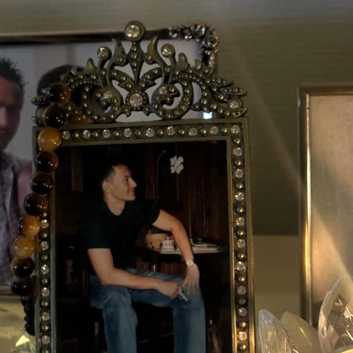 <p>Dalam unggahan tersebut, Zahwa terlihat mengenang sosok ayahnya lewat foto-foto lawas yang masih terpampang rapi di lemari dan dinding di rumah neneknya. &ldquo;Sangat merindukanmu dari sini,&rdquo; tulis Zahwa.&nbsp;(Foto: Instagram @zahwamassaid)</p>