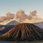 8 Gunung di Indonesia yang Erupsi Tahun 2026, Status Waspada hingga Siaga