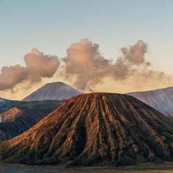 8 Gunung di Indonesia yang Erupsi Tahun 2026, Status Waspada hingga Siaga
