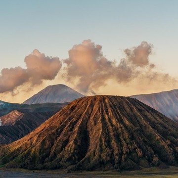 8 Gunung di Indonesia yang Erupsi Tahun 2026, Status Waspada hingga Siaga