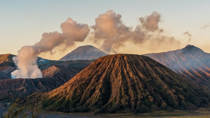 8 Gunung di Indonesia yang Erupsi Tahun 2026, Status Waspada hingga Siaga