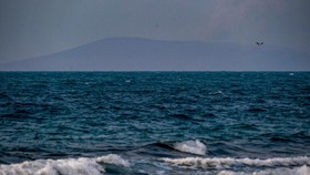 Gunung Anak Krakatau mengeluarkan asap terlihat dari Pulau Sebesi di Kabupaten Lampung Selatan, Lampung, Selasa (8/9/2026). Pusat Vulkanologi dan Mitigasi Bencana Geologi (PVMBG) menyatakan berdasarkan pantauan pada 7-8 September 2026, Gunung Anak Kr