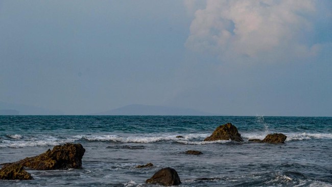 Gunung Anak Krakatau mengeluarkan asap terlihat dari Pulau Sebesi di Kabupaten Lampung Selatan, Lampung, Selasa (8/9/2026). Pusat Vulkanologi dan Mitigasi Bencana Geologi (PVMBG) menyatakan berdasarkan pantauan pada 7-8 September, Gunung Anak Krakata
