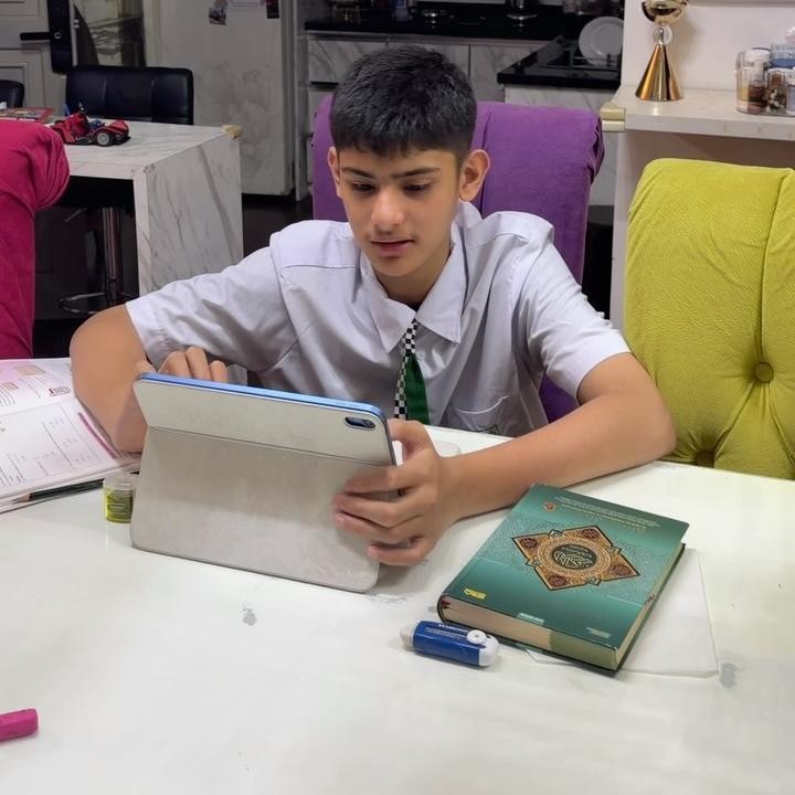 <p>Pasangan artis Fairuz A. Rafiq dan Sonny Septian juga membagikan momen saat ketiga anaknya menjalani PJJ dari rumah. Anak pertama Fairuz, King Faaz, yang tampak memakai seragam terlihat duduk di meja makan selama melakukan PJJ. "<em>Masya Allah tabarakAllah</em>. ALLAH izinkan hari ini anak-anak tetep bisa belajar walau jarak jauh, semoga apa yang terjadi saat ini segera bisa kembali baik-baik saja aamiin yaa rabb," tulis Fairuz. (Foto: Instagram @fairuzarafiq)</p>