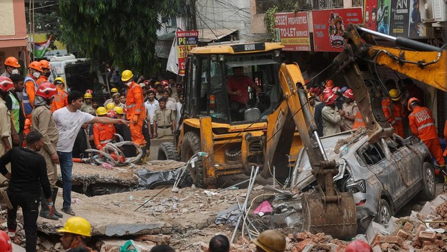 Emergency personnel inspect the site and look for survivors after a building collapsed, in New Delhi, India, September 6, 2026. REUTERS/Francis Mascarenhas