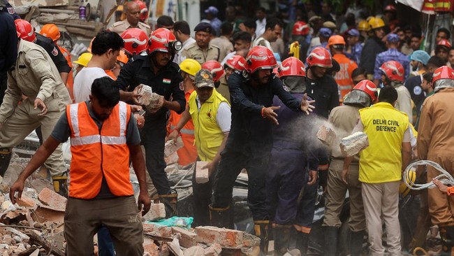 Emergency personnel work at the site and look for survivors after a building collapsed, in New Delhi, India, September 6, 2026. REUTERS/Francis Mascarenhas