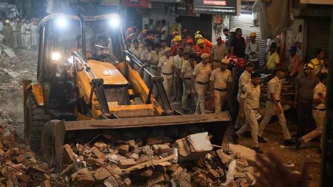Emergency personnel work at the site and look for survivors after a building collapsed, in New Delhi, India, September 6, 2026. REUTERS/Francis Mascarenhas