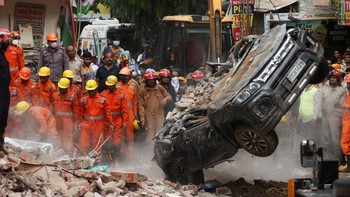 National Disaster Response Force (NDRF) personnel work at the scene after a building collapsed, in New Delhi, India, September 6, 2026. REUTERS/Francis Mascarenhas