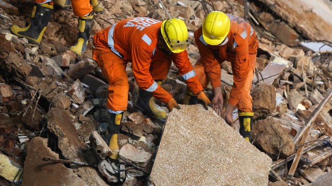 National Disaster Response Force (NDRF) personnel work at the scene and look for survivors after a building collapsed, in New Delhi, India, September 6, 2026. REUTERS/Francis Mascarenhas