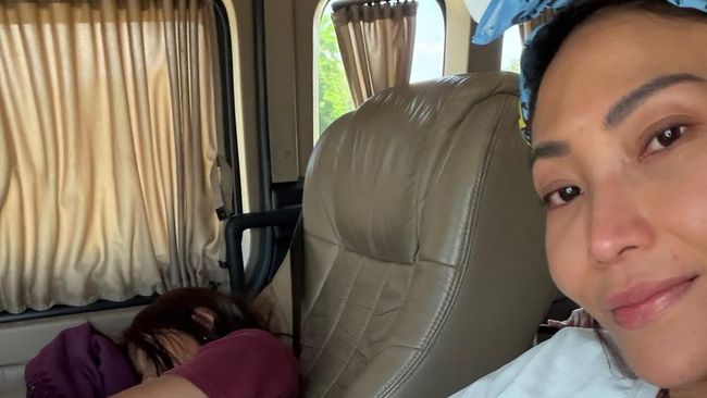 Cerita Ayu Dewi Pulang ke Jakarta dari Bali Lewat Perjalanan Darat saat Bandara Ditutup
