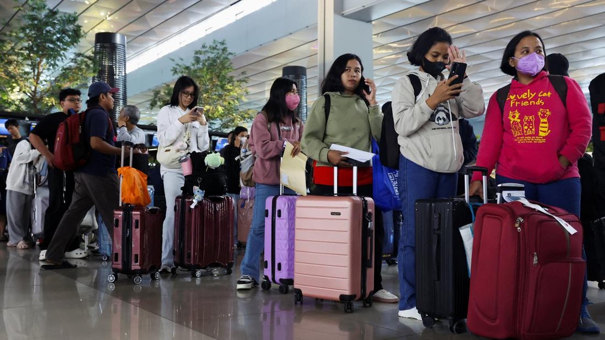 Passengers stand in line at the check-in area as Soekarno-Hatta International Airport reopened following the eruption of Mount Anak Krakatau, in Tangerang, near Jakarta, Indonesia, September 8, 2026. REUTERS/Ajeng Dinar Ulfiana