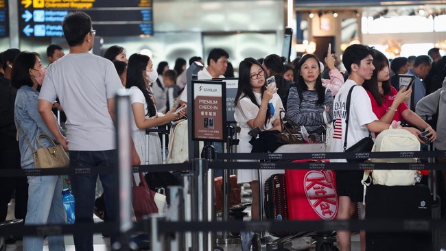 Passengers stand in line at the check-in area as Soekarno-Hatta International Airport reopened following the eruption of Mount Anak Krakatau, in Tangerang, near Jakarta, Indonesia, September 8, 2026. REUTERS/Ajeng Dinar Ulfiana