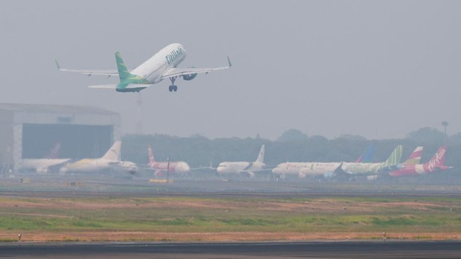 A Citilink Airbus takes off from Soekarno-Hatta International Airport, as the airport reopened following the eruption of Mount Anak Krakatau, in Tangerang, near Jakarta, Indonesia, September 8, 2026. REUTERS/Yuddy Cahya Budiman