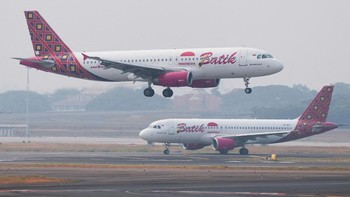 A Batik Air Airbus A320 lands at Soekarno-Hatta International Airport, as the airport reopened following the eruption of Mount Anak Krakatau, in Tangerang, near Jakarta, Indonesia, September 8, 2026. REUTERS/Yuddy Cahya Budiman  REFILE - REMOVING EXT