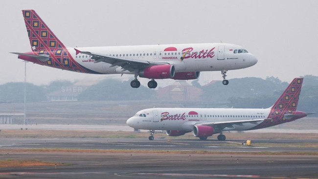 A Batik Air Airbus A320 lands at Soekarno-Hatta International Airport, as the airport reopened following the eruption of Mount Anak Krakatau, in Tangerang, near Jakarta, Indonesia, September 8, 2026. REUTERS/Yuddy Cahya Budiman  REFILE - REMOVING EXT
