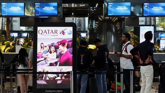 Passengers stand in line at the check-in area as Soekarno-Hatta International Airport reopened following the eruption of Mount Anak Krakatau, in Tangerang, near Jakarta, Indonesia, September 8, 2026. REUTERS/Ajeng Dinar Ulfiana
