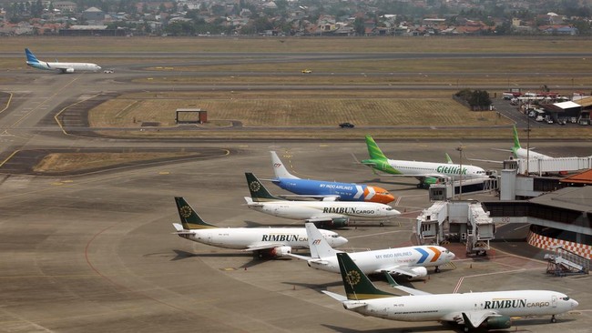 Sejumlah pesawat terparkir di apron Terminal 1 Bandara Soekarno Hatta, Tangerang, Banten, Senin (7/9/2026). Berdasarkan Notice To Airmen atau NOTAM yang dikeluarkan AirNav Indonesia di hari kedua Bandara Soekarno Hatta masih ditutup sementara untuk s