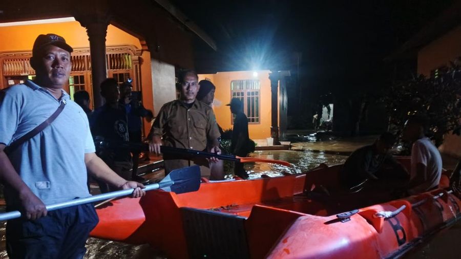 Petugas campuran menyiapkan dua perahu untuk mendistribusikan support sembako dan bersiaga untuk melakukan pemindahan bagi masyarakat nan terdampak banjir di Kabupaten Langkat, Sumatera Utara pada Senin (7/9). (BPBD Kabupaten Langkat)