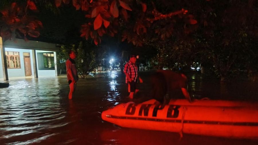 Petugas campuran menyiapkan dua perahu untuk mendistribusikan support sembako dan bersiaga untuk melakukan pemindahan bagi masyarakat nan terdampak banjir di Kabupaten Langkat, Sumatera Utara pada Senin (7/9). (BPBD Kabupaten Langkat)