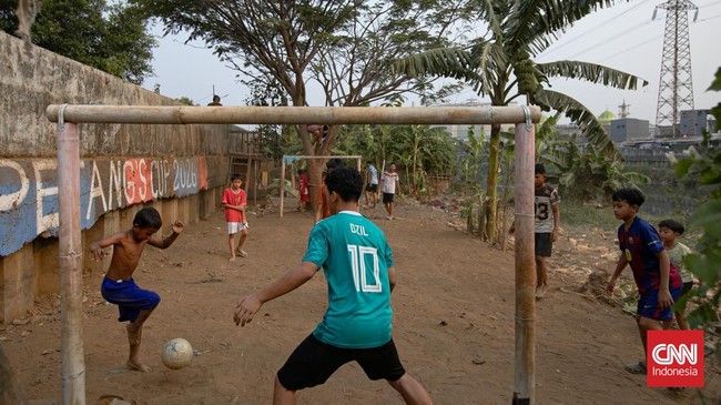 Pinggiran kali di kawasan Roxy, Jakarta Kering, lalu disulap jadi lapangan bola anak.