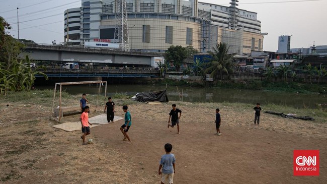 Pinggiran kali di kawasan Roxy, Jakarta Kering, lalu disulap jadi lapangan bola anak.