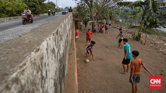 Pinggiran kali di kawasan Roxy, Jakarta Kering, lalu disulap jadi lapangan bola anak.