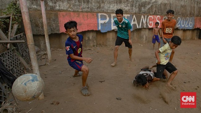 Pinggiran kali di kawasan Roxy, Jakarta Kering, lalu disulap jadi lapangan bola anak.