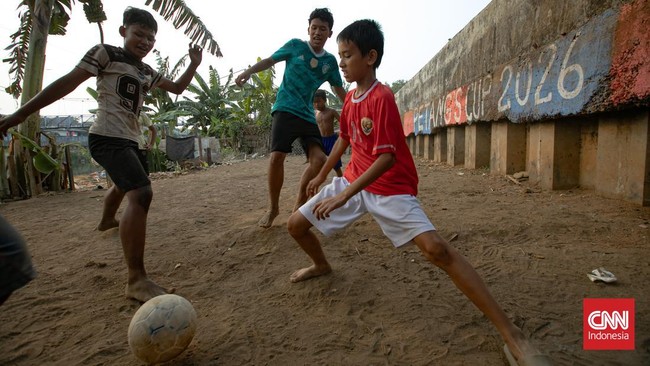 Pinggiran kali di kawasan Roxy, Jakarta Kering, lalu disulap jadi lapangan bola anak.