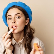 5 Ciri Kepribadian Perempuan yang Suka Membawa Pelembap Bibir saat Bepergian